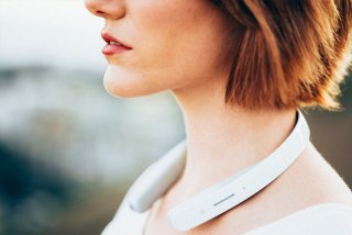 索尼出了个挂在脖子上的耳机  可以隔空听