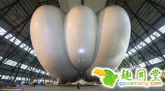 全球最大飞行器首次离地飞行，就是这模样有点...