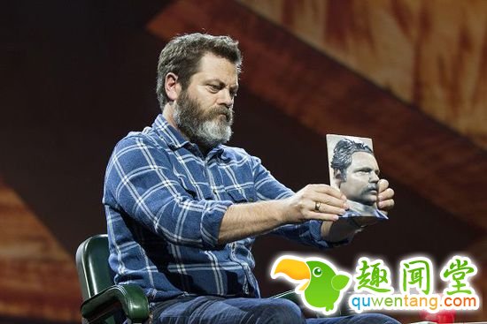 抢镜头消除工具，顾名思义，就是分析出照片中出现的抢镜头元素然后将其抹去。