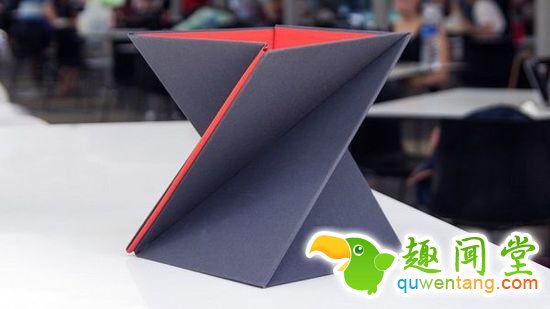 你可以将它在平板举行和立体扭曲状态之间进行转换。