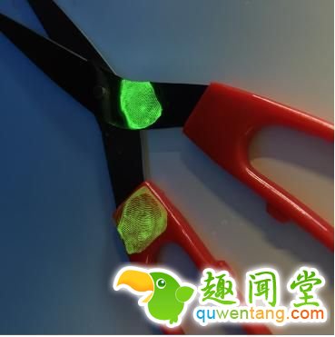 罪犯克星！科学家发明了让指纹发光的新技术