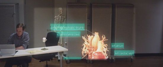在视频中说道：“通过HoloLens所创建的模拟产物能够让人感受到它的存在，这可能是学习的最佳方式。因为在现实生活中我们绝对不可能遇到这样的场景?！贝送庠诟檬悠笛菔局谢瓜允就ü唇?D模型和重新创造交互式3D模型来传授艺术历史和人类进化等等。