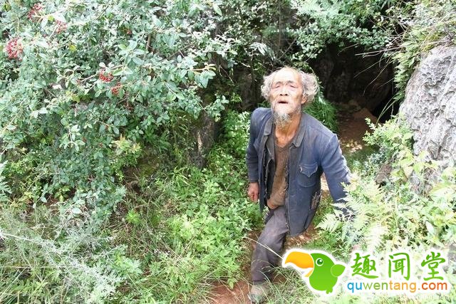 男子被50多个女友嫌弃，一气之下独居洞穴40年(1)