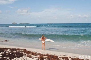 被螃蟹当成生蚝！美女沙滩裸晒下体遭狠咬