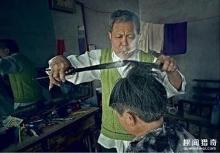 四川理发师坚持火钳烫　4元能一次享受剪