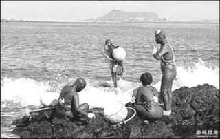 现实版美人鱼：她们是一群为生活下海打捞