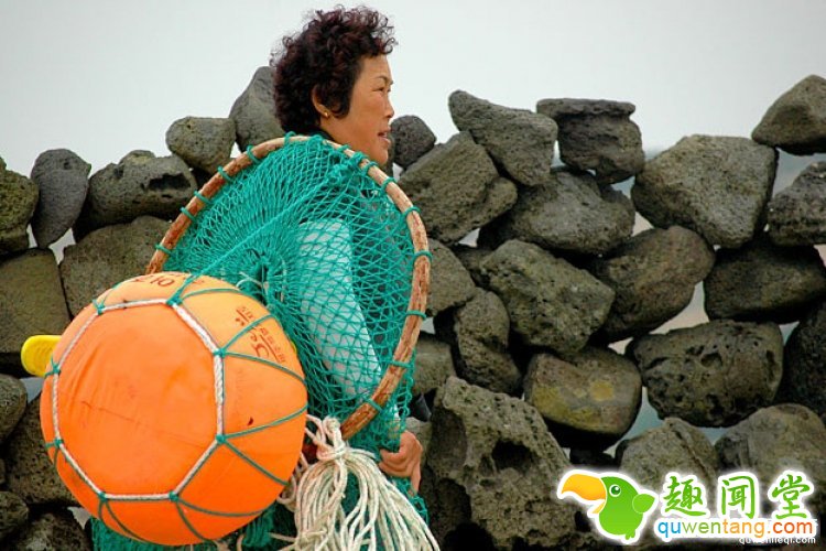 现实版美人鱼平均年龄70岁，你吃的美味都出自她们之手