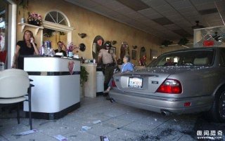 男子留了三年的马尾长发被发型师剪掉，恼