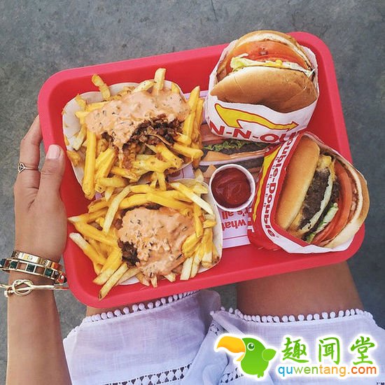 摒弃老套的自拍+v字手，看别人如何心机晒照片！