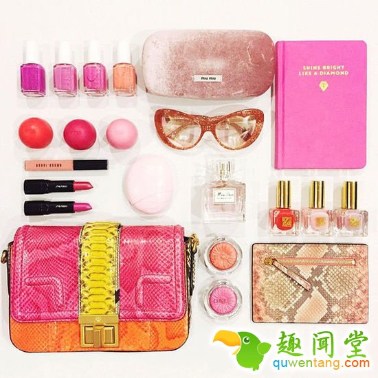 摒弃老套的自拍+v字手，看别人如何心机晒照片！