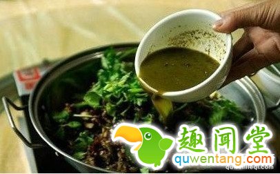 贵州特色美食牛粪火锅：煮时牛粪味，吃时极美味！(6)