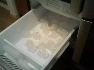 她把冰块加到米饭里后，奇迹发生了!