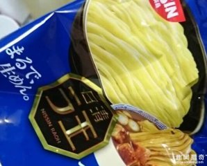 他只是在煮好的泡面中加了一个生鸡蛋，结