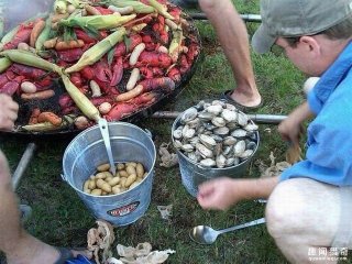 感受下外国人超霸气的户外烧烤，不是论根