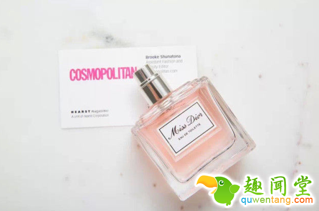 想香水持久留香吗？使用这17个惊天技巧就可以了