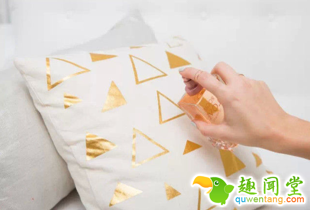 想香水持久留香吗？使用这17个惊天技巧就可以了