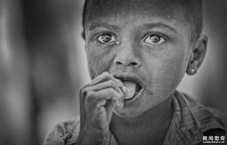 怪癖：10岁印度男孩对狗奶上瘾，流浪狗见