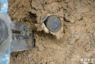 阿伯发现地里好像有块圆圆的古董，挖出来