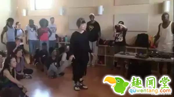 这位73岁奶奶的热舞超辣，秒杀姑娘小伙