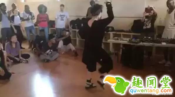 这位73岁奶奶的热舞超辣，秒杀姑娘小伙