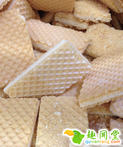 男子带着一批「夹心饼乾」过境，却被警察拦下并要求他「吃一块」。。。瞬间被吓得腿软！