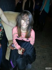 奥地利18岁女孩将父母告上法庭，因他们在