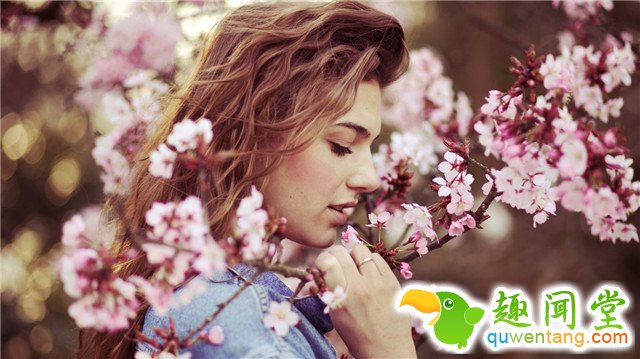 我承诺会在路上停下，闻闻花朵香气——我会尽情欣赏自己的外在和内在之美，并相信当下最好 - 女生,经典语录,人生感悟,情感语录,心灵鸡汤