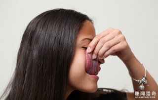 惊！美国女子舌头能舔到眼，打算挑战世界