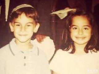 婴儿时就认识，12岁开始交往，23岁时他们