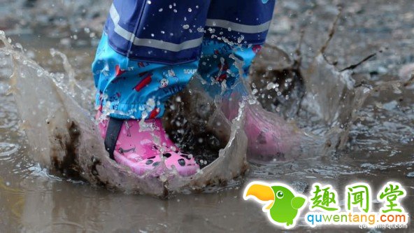 英国举行跳水坑比赛 各地的萌娃们都前来参赛 第3张图片