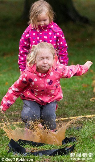 英国举行跳水坑比赛 各地的萌娃们都前来参赛 第5张图片