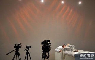 谁把妹纸吻醒了就可以带回家！实拍乌克兰