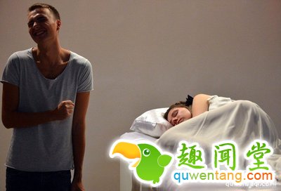 乌克兰睡美人展男访客吻醒后可娶回家