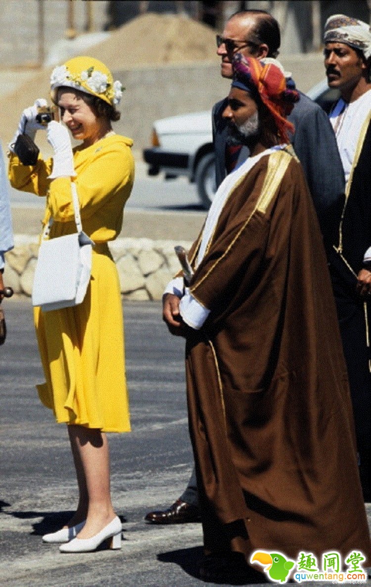 英国女王不离手的包包装满了一个女人的王国