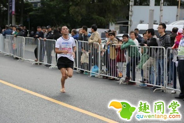 穿拖鞋跑马拉松 这也太疯狂了吧！ 第1张图片
