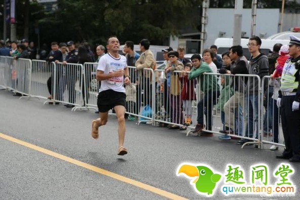 穿拖鞋跑马拉松 这也太疯狂了吧！ 第2张图片