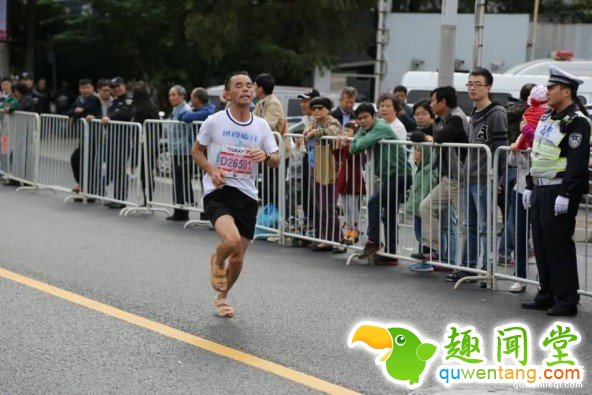 穿拖鞋跑马拉松 这也太疯狂了吧！ 第3张图片