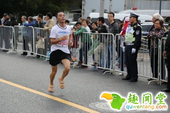 穿拖鞋跑马拉松 这也太疯狂了吧！ 第5张图片