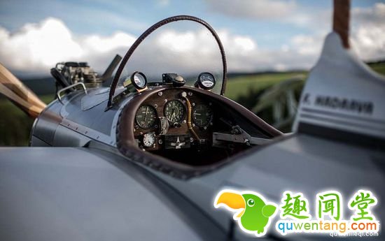 捷克男子用两年时间自制木质飞机，开飞机上下班