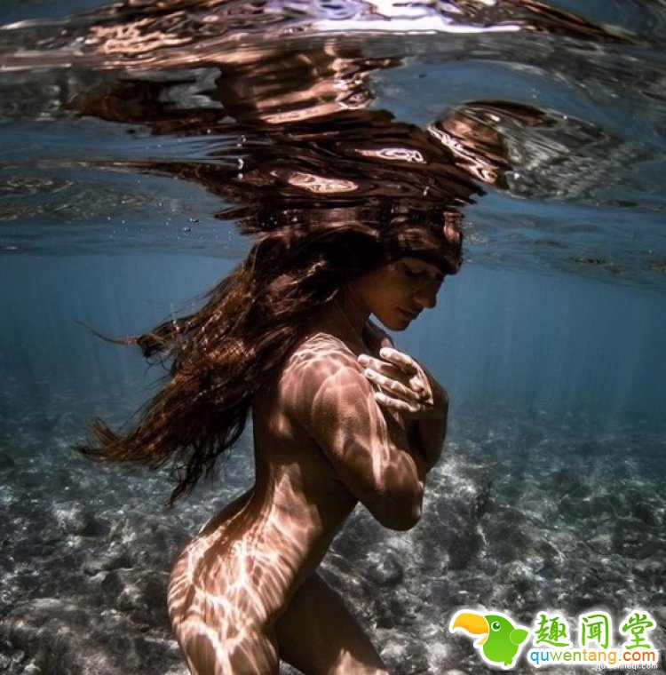 泰国模特和毒性黄貂鱼拍裸体合影，其实是想打破固有观念