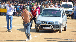 印度“开挂”玩出新花样，女生空手劈火砖