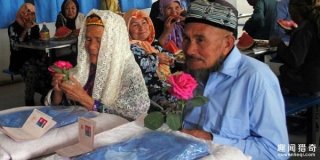 71岁爷爷不顾女儿反对娶「114岁老奶奶」为