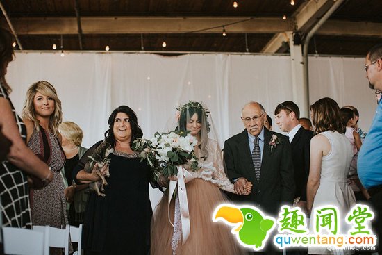 瘫痪新娘婚礼现场突然站起与新郎共舞，惊呆众人