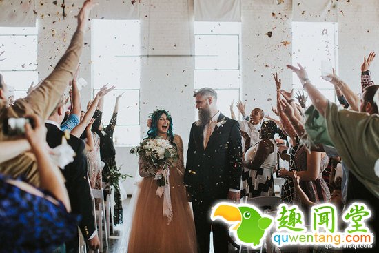 瘫痪新娘婚礼现场突然站起与新郎共舞，惊呆众人