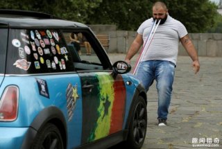 力大惊人：22岁大力士用牙齿咬着绳子拖动