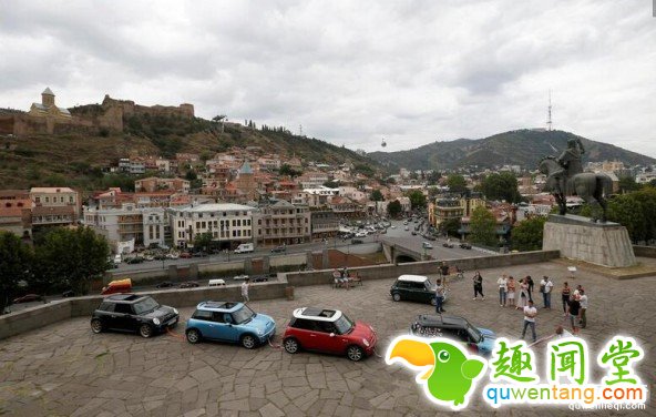 22岁大力士用牙齿咬着绳子拖动4辆汽车！ 第5张图片