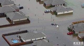 记者报道洪灾，身后小男孩跳舞抢镜~为悲