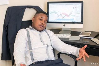 英国小伙20岁成千万富翁,母亲嫌其开金色宾