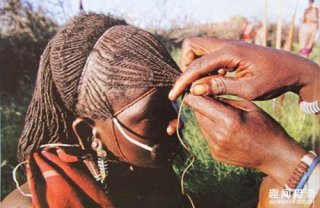 非洲人有自己的洗头方法，不同发型有着不