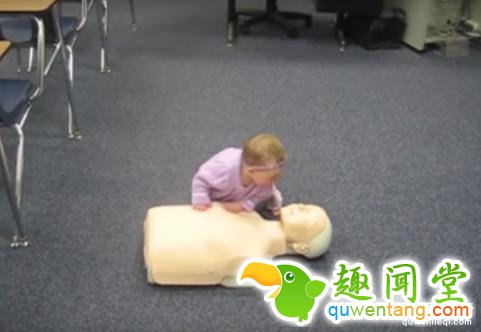 妈妈突发奇想将一个假人放在宝宝面前，没想到她却做出这种“超龄举动”.....妈妈忍不住失声尖叫！